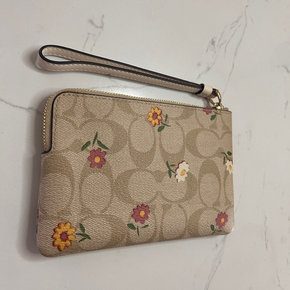 Coach Corner Zip Wristlet Canvas Nostalgic Ditsy Print, limited edition- EUC - Picture 13 of 13